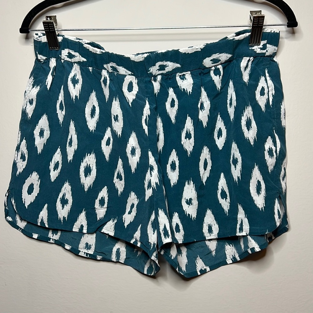 Silk Equipment Femme Blue and white shorts